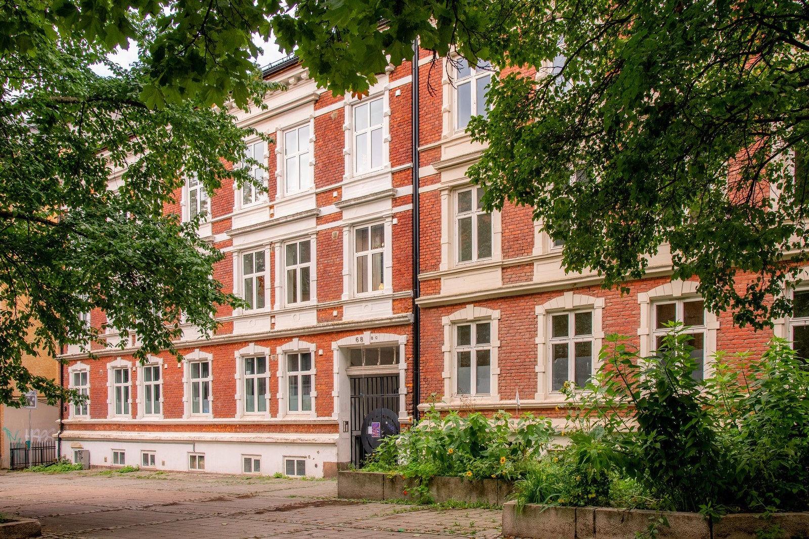 Leiligheten ligger i en ærverdig og klassisk bygård fra 1890, tilbaketrukket i en rolig miljøgate uten trafikk. Galleribilde