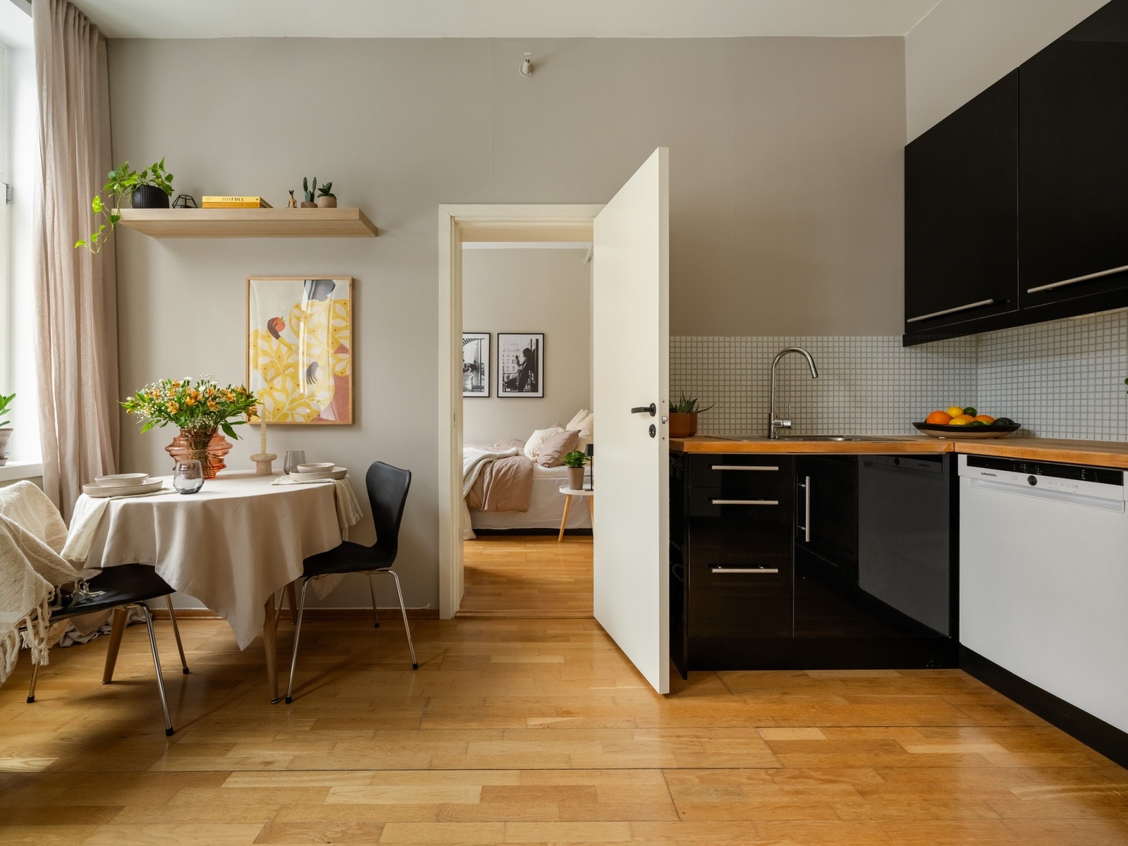 Fra stuen går vi videre inn på soverommet som ligger vegg i vegg. Galleribilde