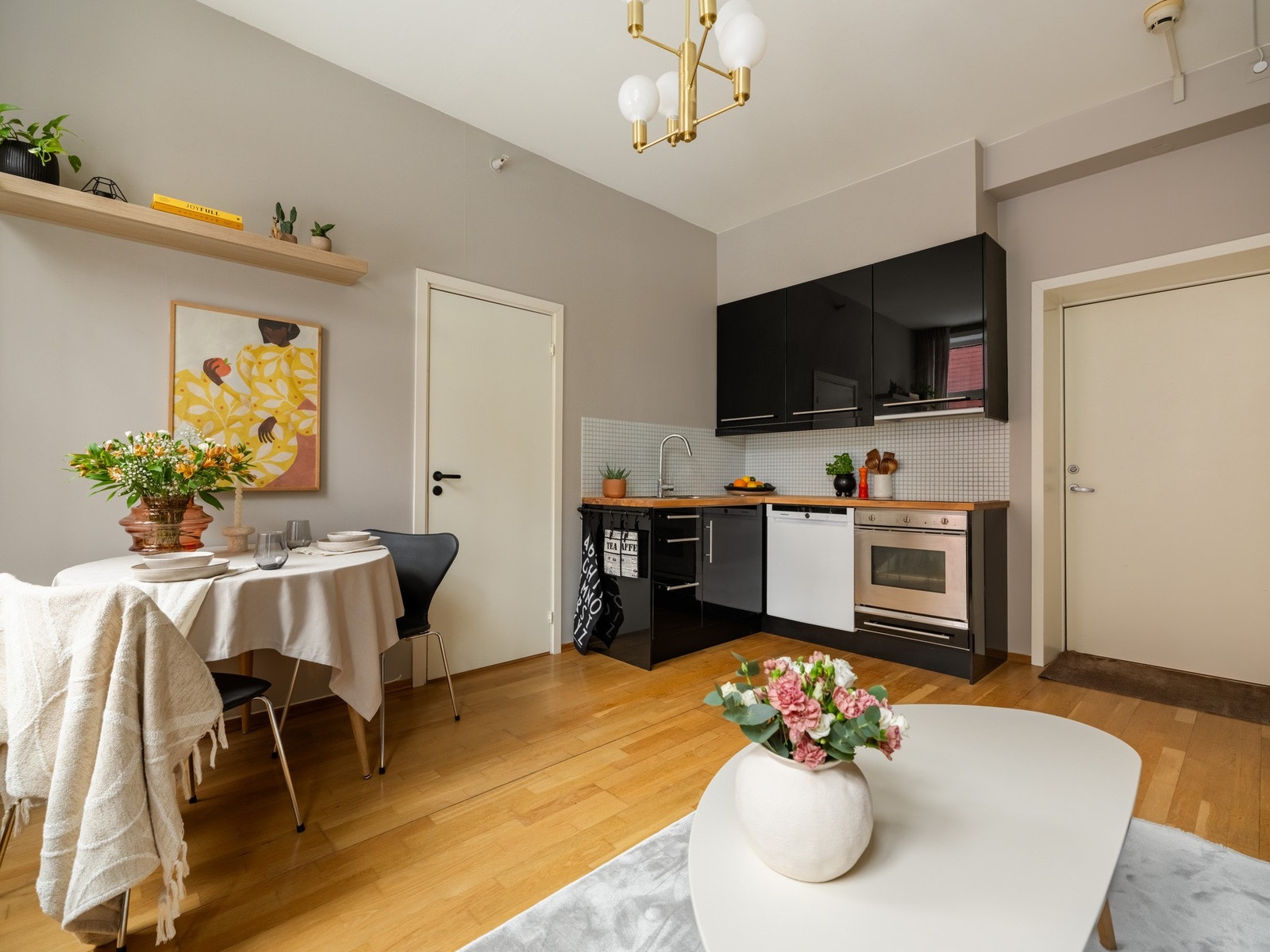 Den åpne kjøkken- og stueløsningen gjør dette til et sosialt allrom og er det naturlige samlingspunktet i leiligheten. Galleribilde