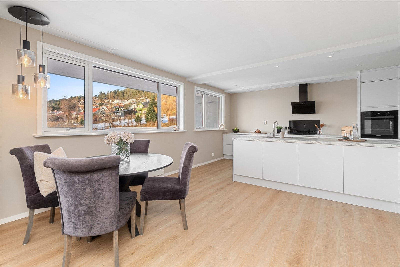 Kjøkken og stue i åpen løsning Galleribilde