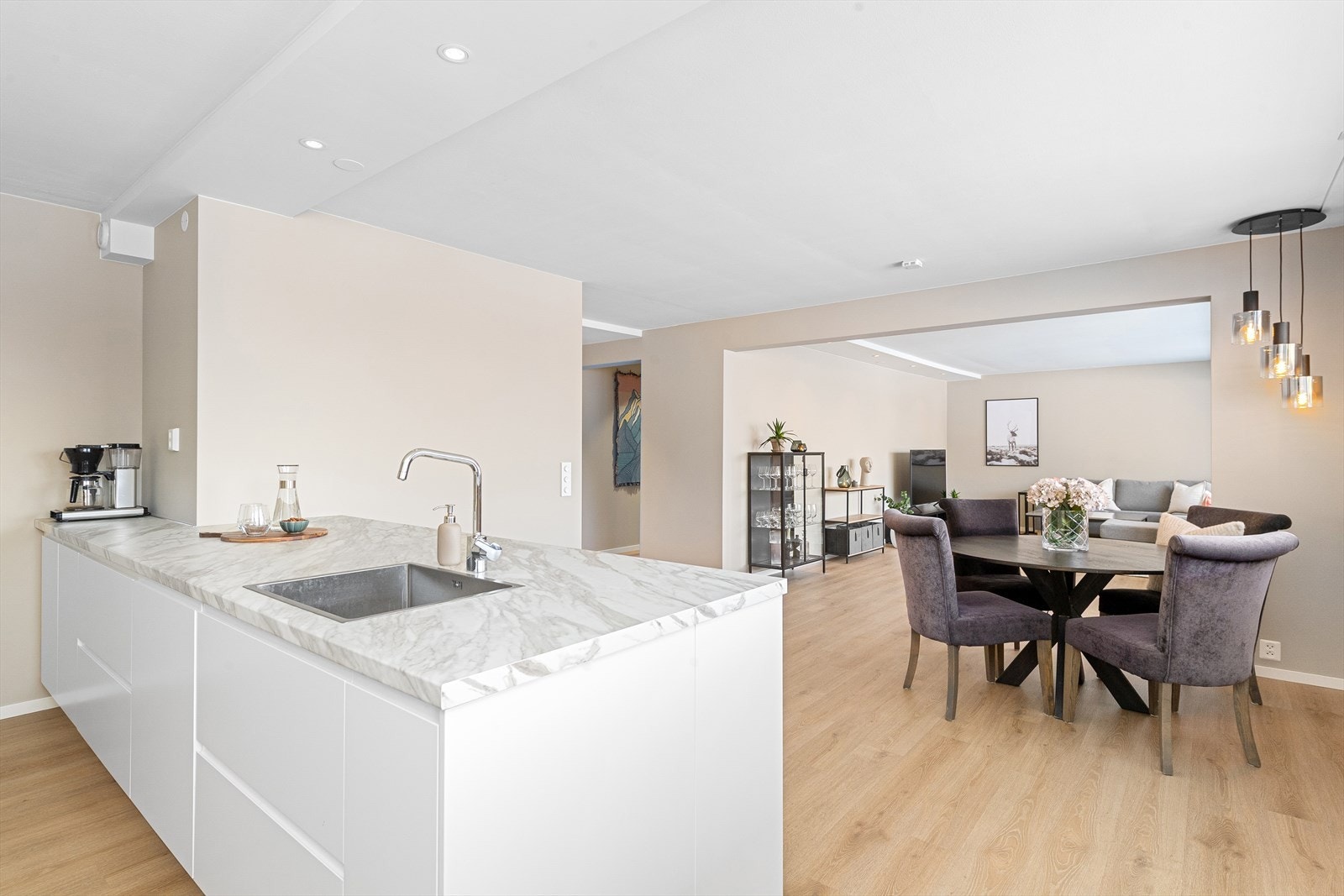 Kjøkken og stue i åpen løsning Galleribilde