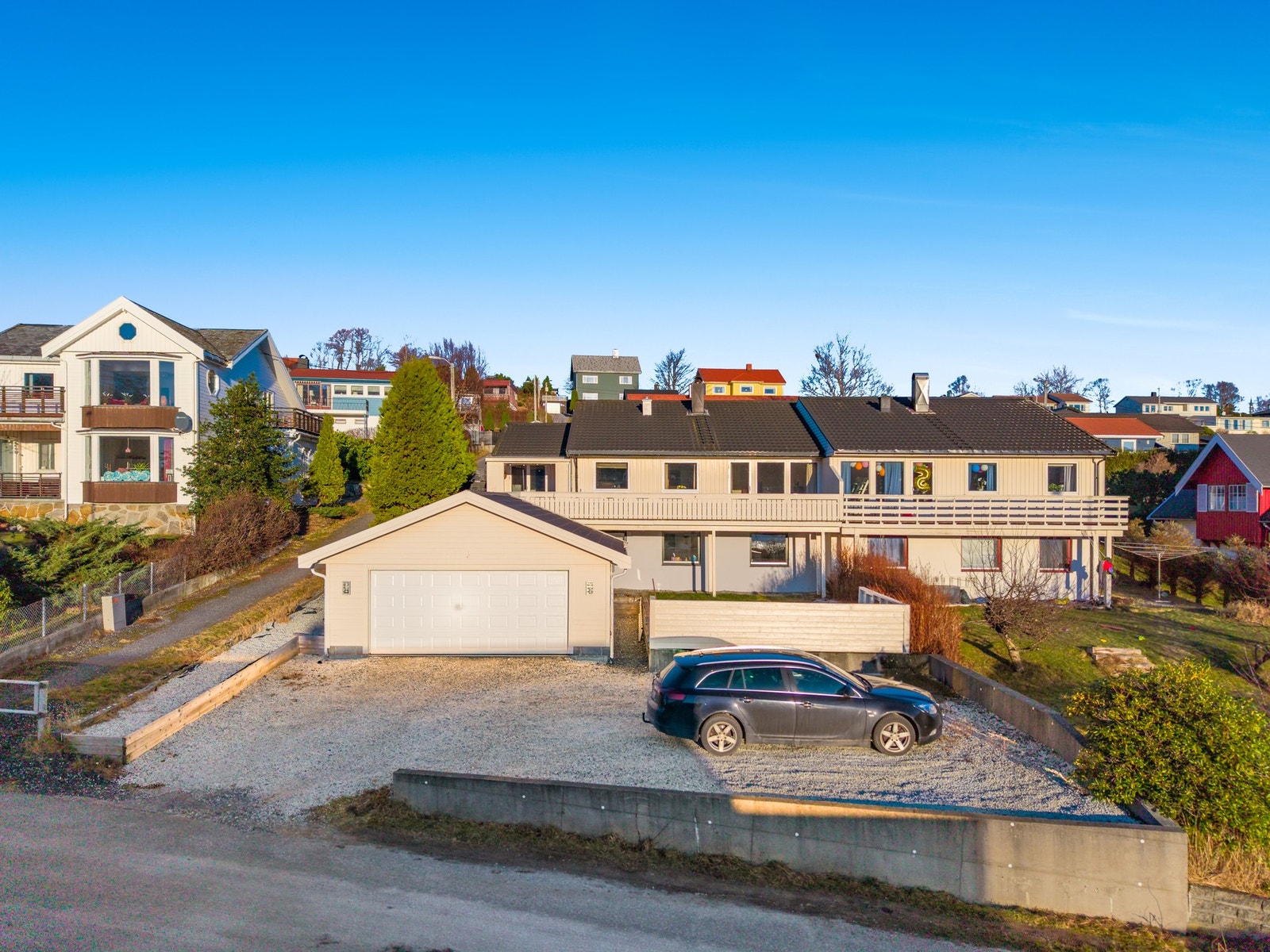 I tillegg til garasjen på 43 kvm så får du gode parkeringsforhold på sydsiden. Galleribilde