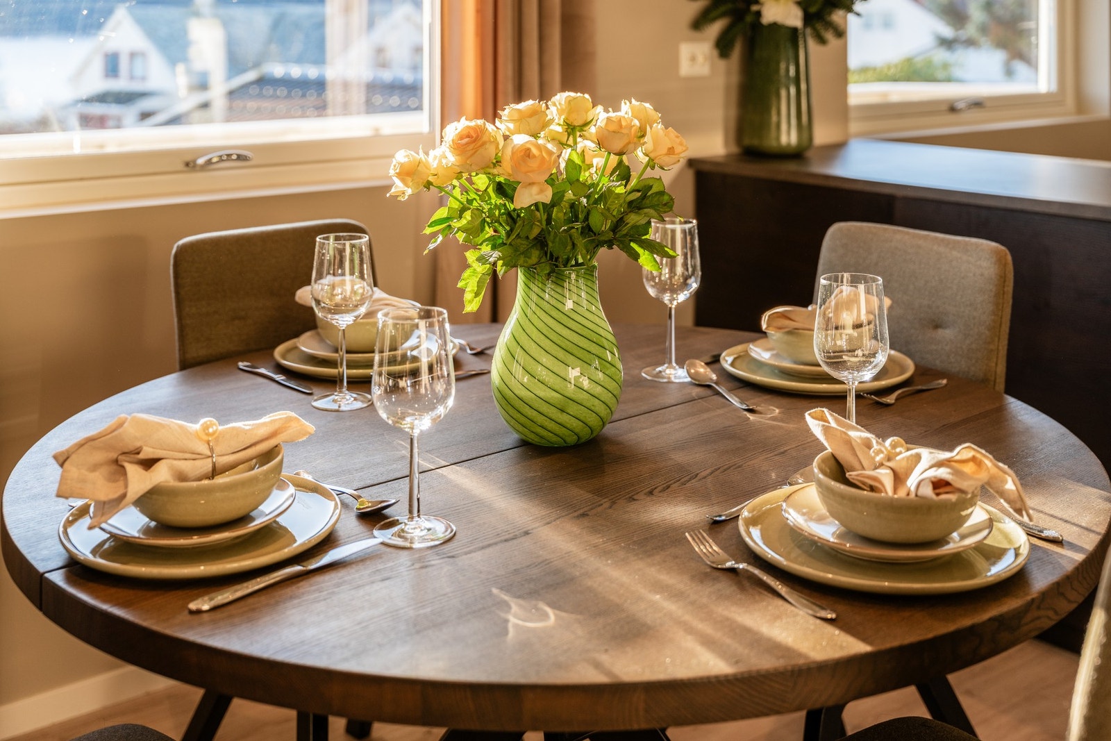 Velkommen til bords! Boligen har høy trivseslfaktor og er klar for en ny eier. Galleribilde