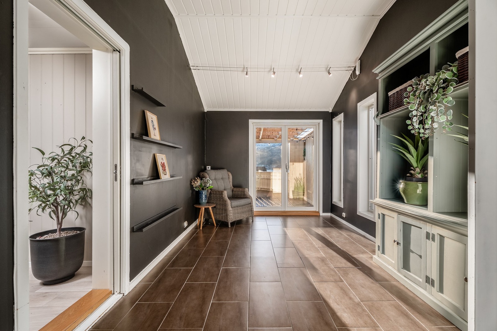 Og fra den flotte hallen har man utgang til sydvendt og solrik veranda. Galleribilde