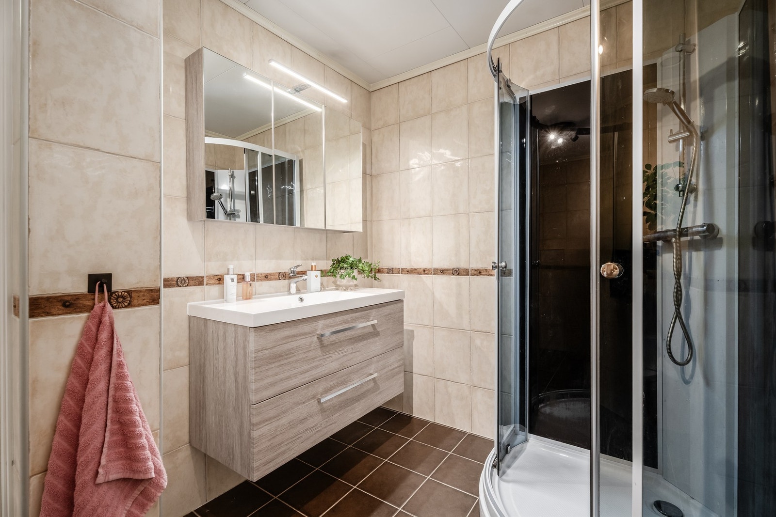 I hovedetasjen ligger også et pent og funksjonelt bad - dette fra 2006. Servantinnredning montert i januar 2025. Galleribilde