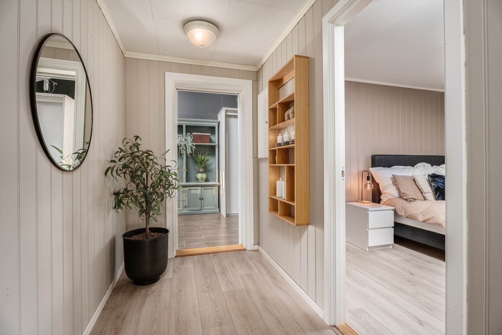 Bildet er fra gangen og her ser du litt av det ene soverommet inn til høyre. Legg merke til de pene gulvene og de behagelige nyansene på overflater. Galleribilde