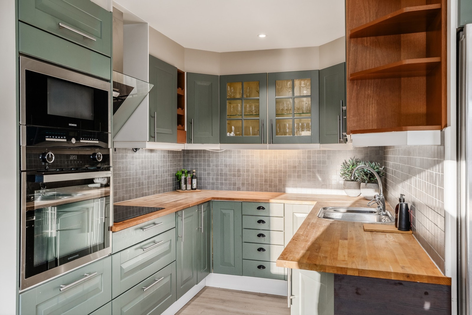 Benkeplate i heltre eik og ellers finnes det integrert mikrobølgeovn, stekeovn, oppvaskmaskin og induksjonstopp Galleribilde