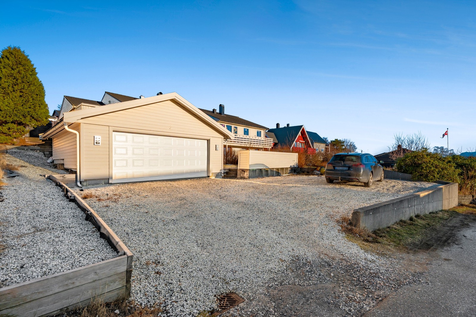 Og så har vi garasjen på 43 kvm med port over hele bredden. Garasjen er oppført i 2015 og har innlagt strøm og el-bil lader fra 2025. Galleribilde