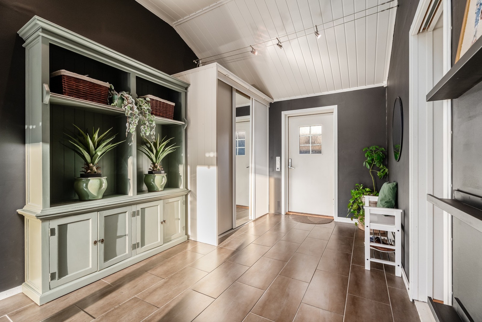 Stig på, her kommer du inn i en nydelig og romslig hall. Legg merke til takhøyden. Tilbygget ble oppført i 2009. Galleribilde