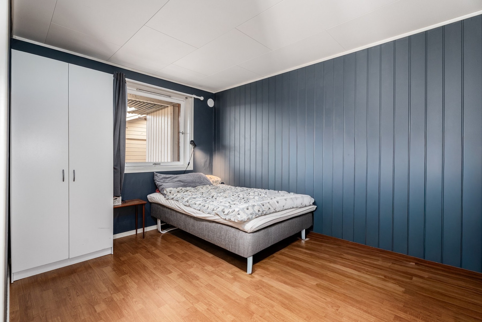 Det blå rommet i underetasjen har også vindu mot syd Galleribilde