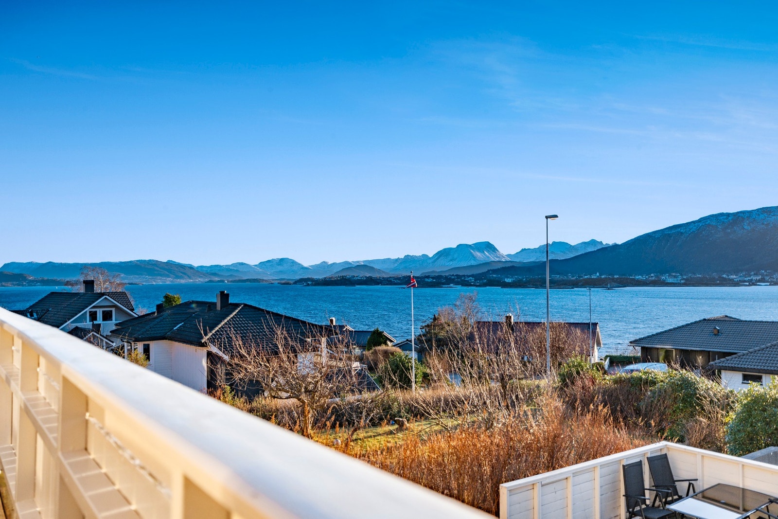 Utsikten mot øst scorer 10/10. Nyt Sunnmørsalpene, Langevågsholmane, soloppgangen og tidvis de flotte cruiseskipene som seiler forbi. Galleribilde