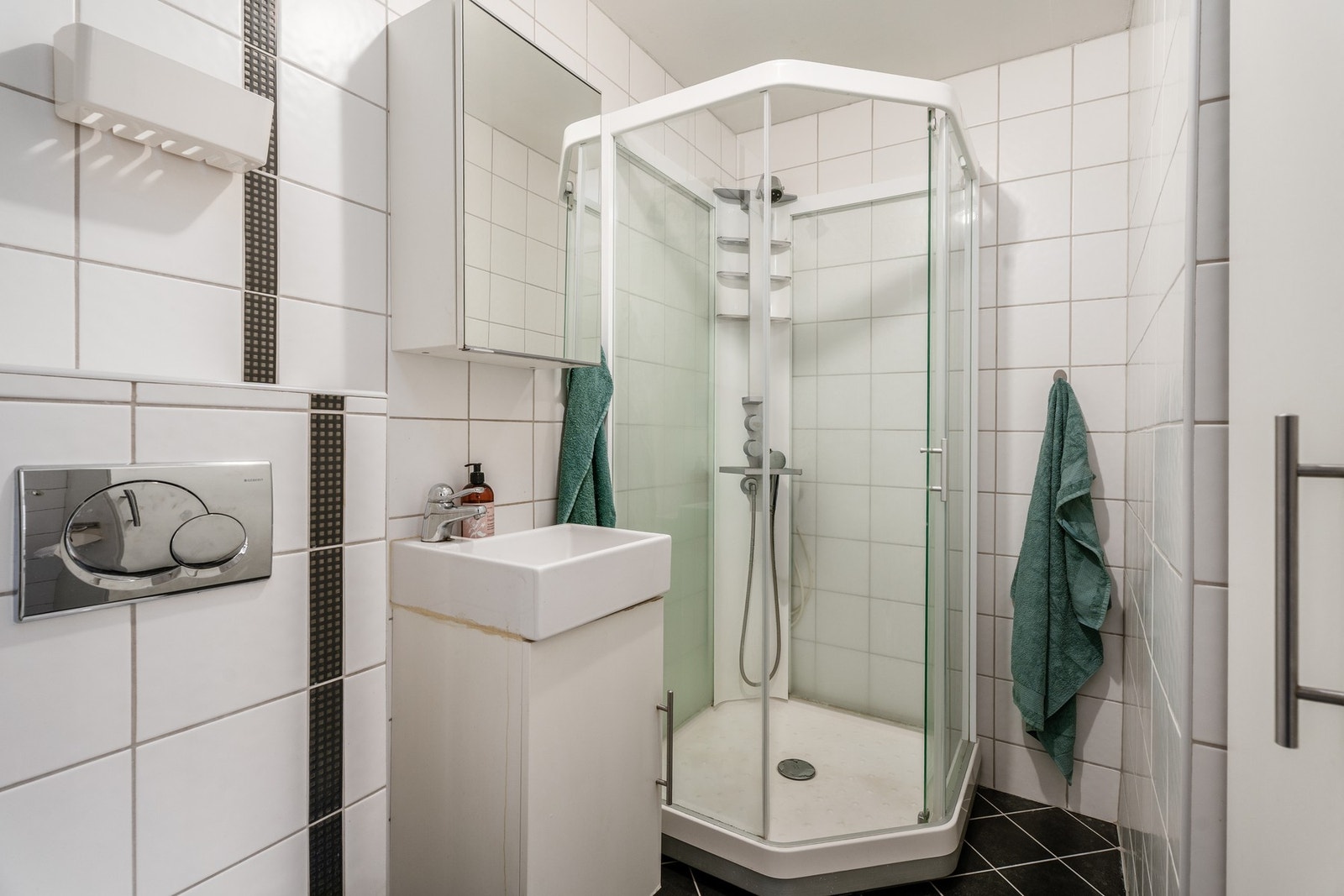 Badet i underetasjen har kabinett servantinnredning med både under og overskap, samt vegghengt WC. Galleribilde