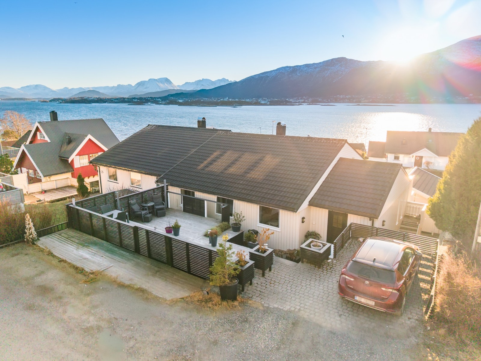 Plass til en bil eller to finnes også på nordsiden ved inngangspartiet. Legg merke til terrassen. Galleribilde