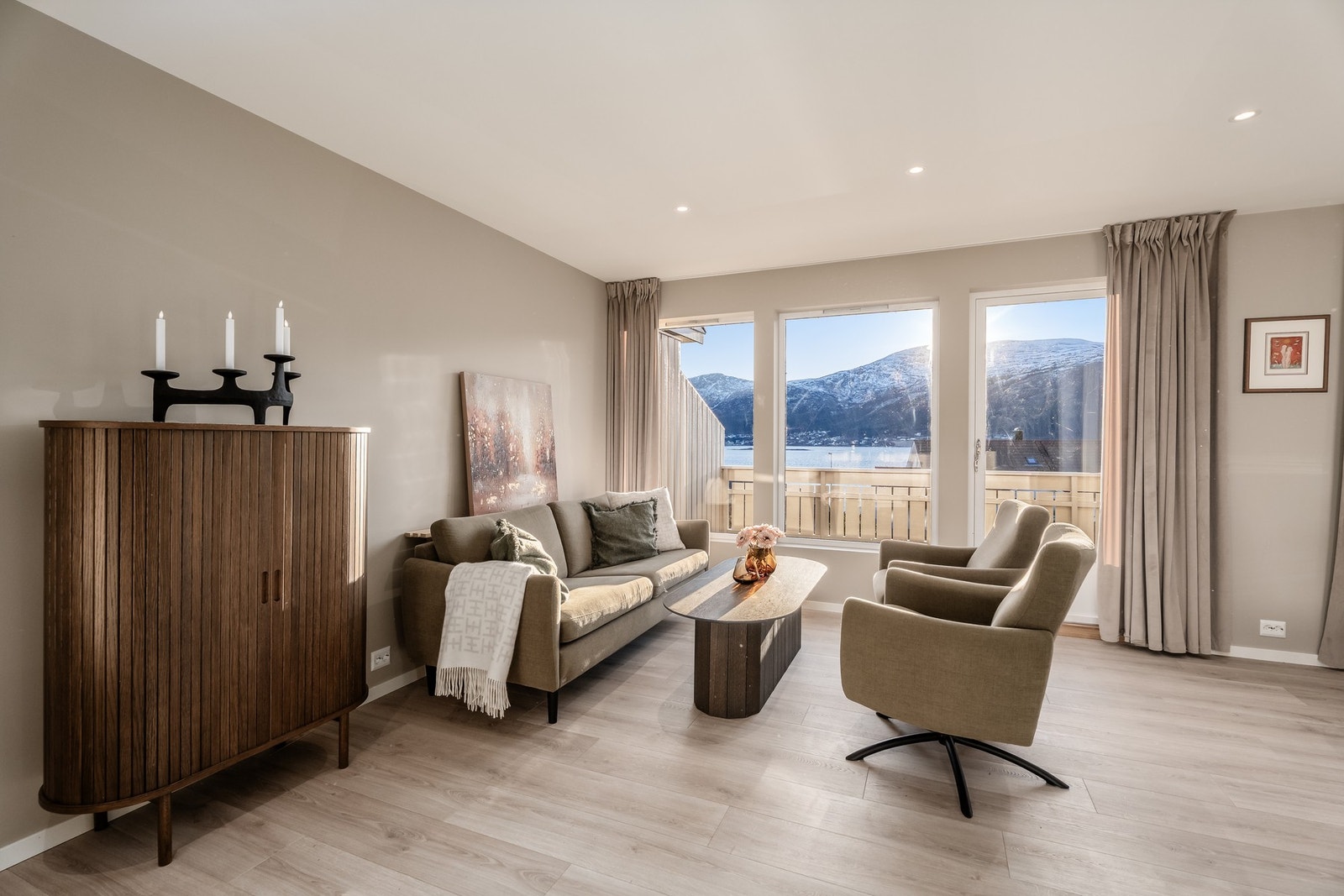 Utgang fra stue til sydvendt veranda. Stua har listfrie overganger fra vegg til himling. Vinduer og verandadør er fra 2007. Galleribilde