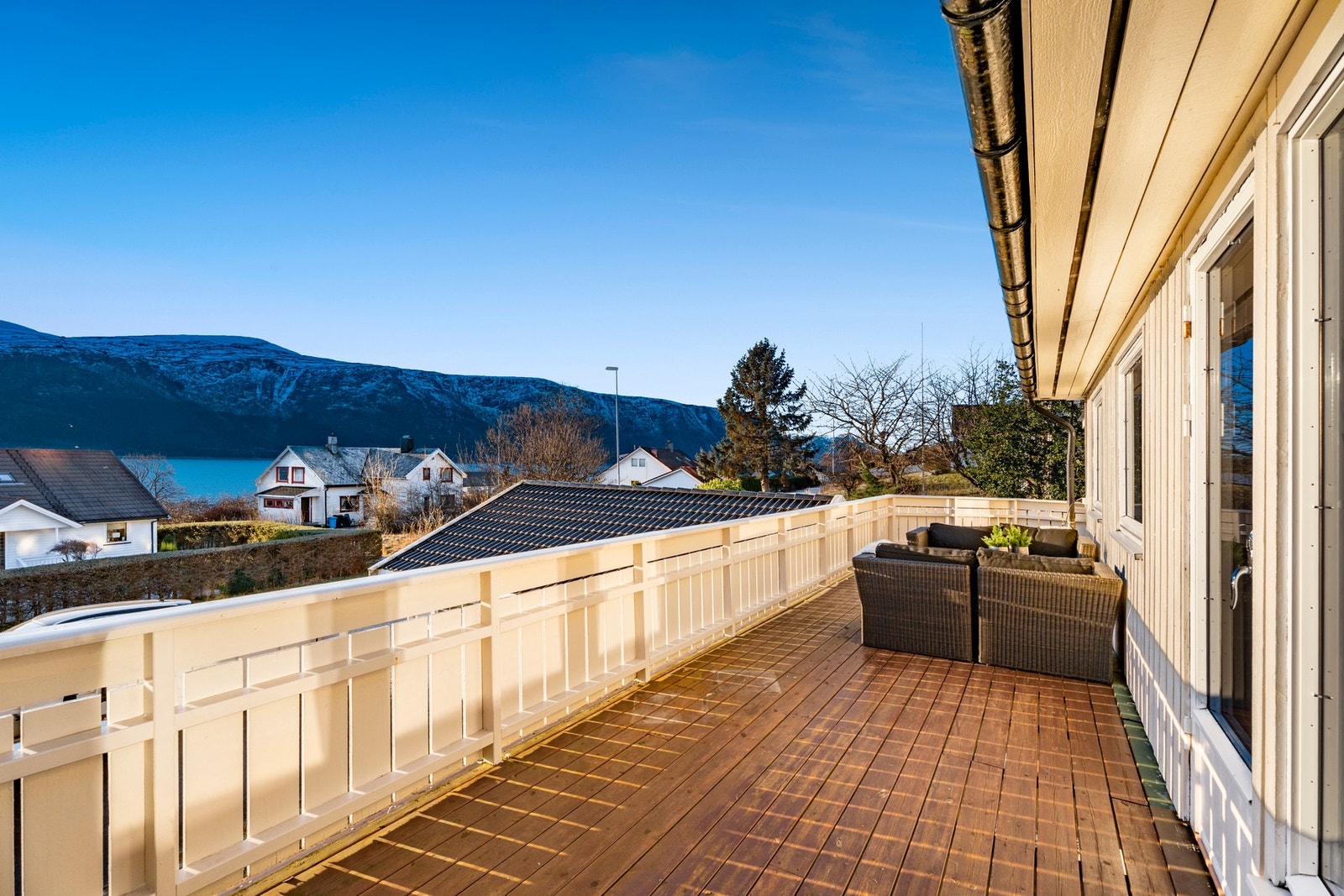 Utsikt både mot øst, og som her, vestover mot Breisundet. Mest sannsynlig kan du få med deg både spektakulære soloppganger og solnedganger fra verandaen. Galleribilde
