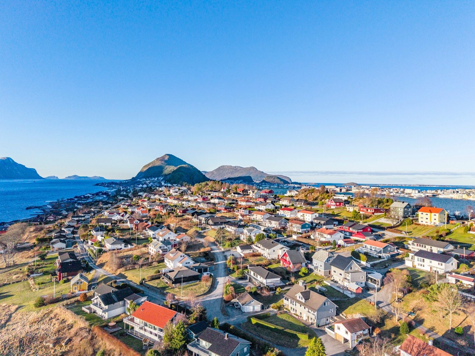 Oversiktsbilde fra nabolaget og mot landemerket Sukkertoppen. Om du ikke har vært der før så kan vi sterkt oppfordre til å ta turen. Legg merke til den solrike beliggenheten. Galleribilde