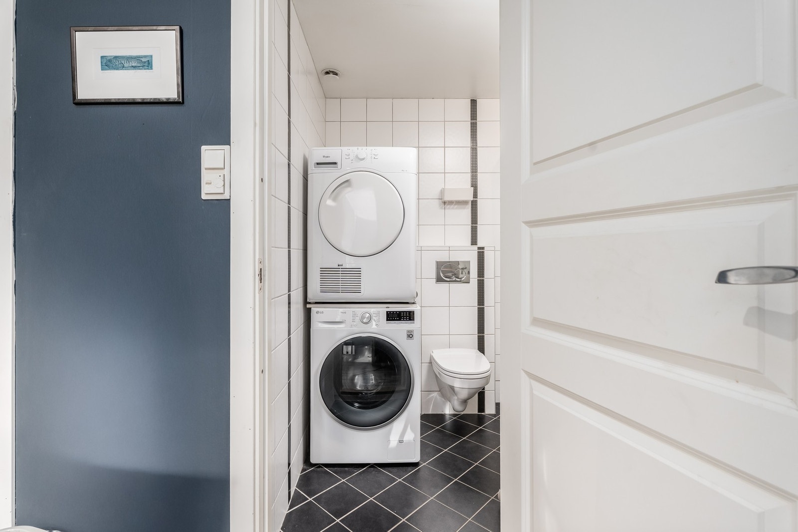 Badet i underetasjen har opplegg for vaskemaskin, vegghengt wc og mekanisk avtrekk fra ventil i tak. Galleribilde