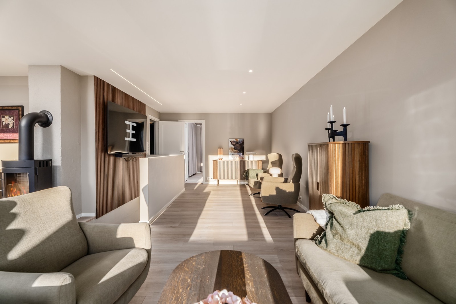 Siden boligen har beliggenhet med sydvendt fasade vil det alltid være gode lys- og solforhold her. Selv på vinterstid. Galleribilde