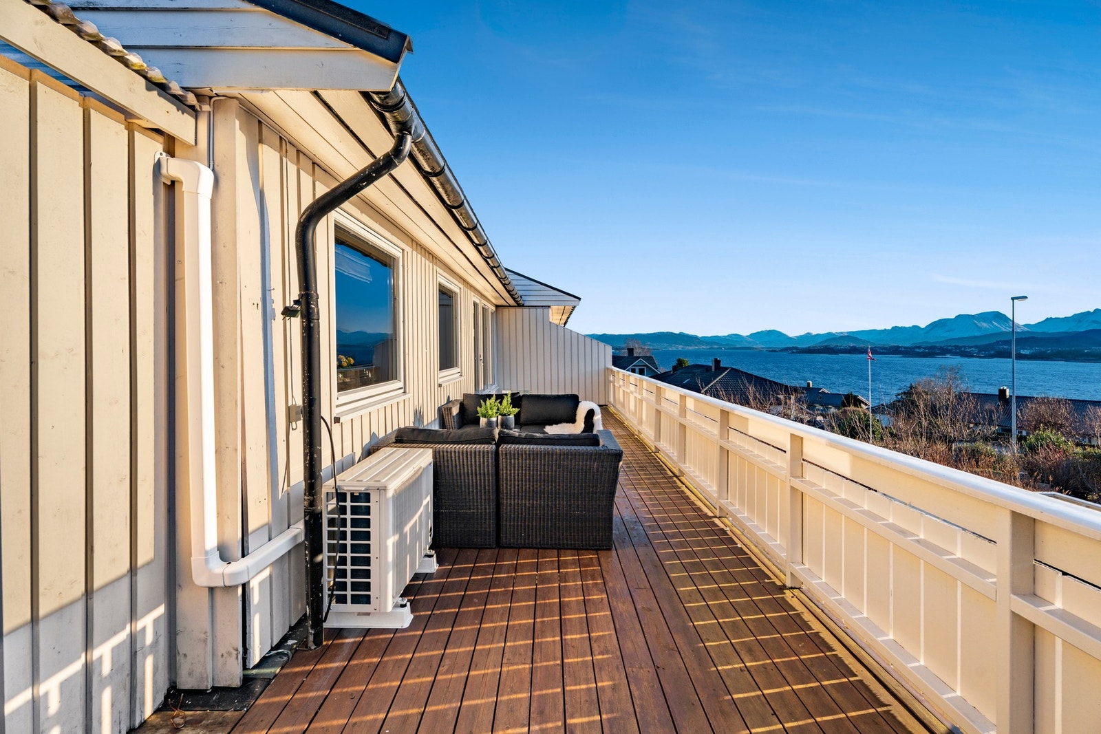 Selv om vinteren har man gode solforhold her. Og du har god plass til solseng, grill eller loungegruppe. Galleribilde