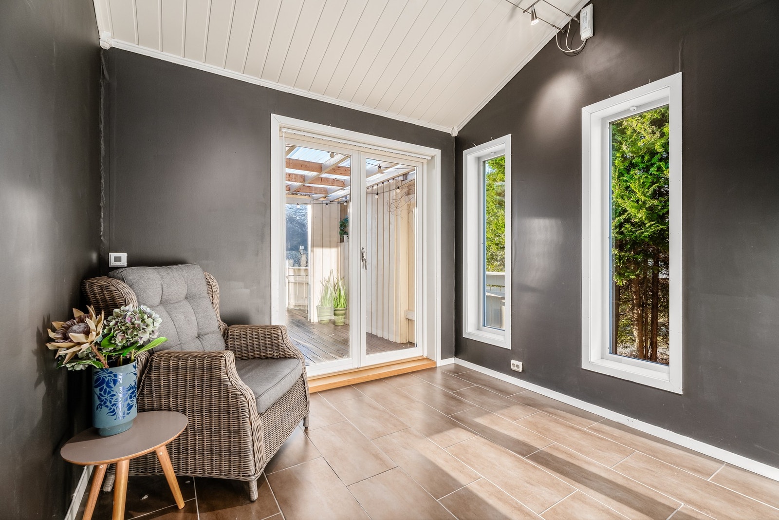 Hallen har elegante vinduer mot vest og flislagt gulv. Galleribilde