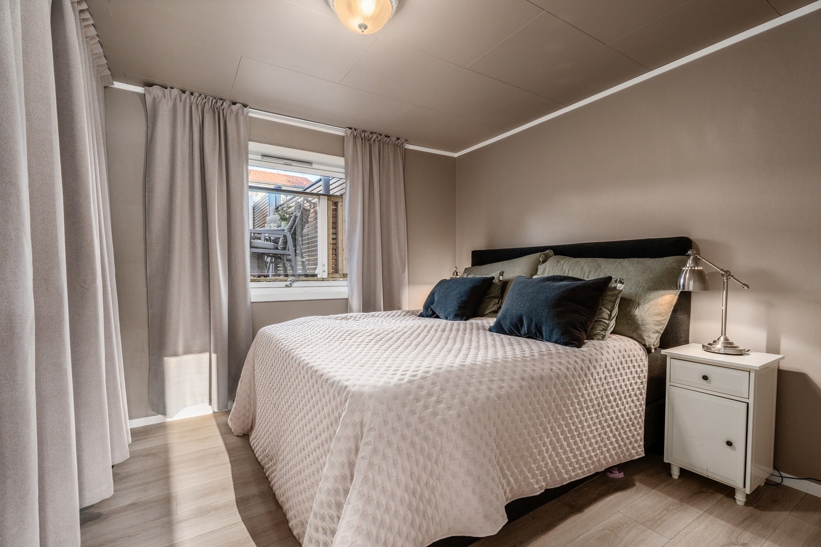 Det siste soverommet i hovedetasjen med vindu mot nord. Legg merke til pene nyanser på overflater inklusivt på tak. Galleribilde