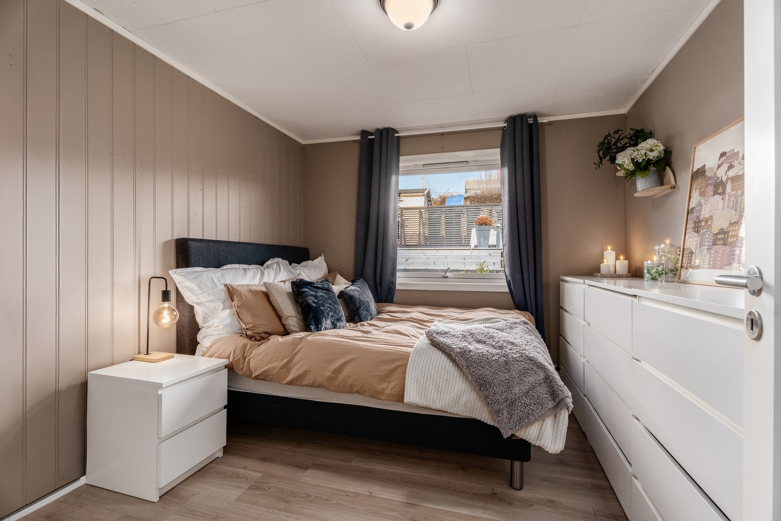 Soverom med delikate nyanser både på gulv og veggflater. Dette soverommet har også vindu mot nord. Galleribilde