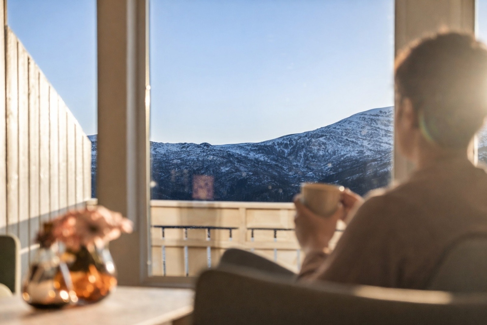 La blikket hvile mot fjorden og mot Sulafjellet når du tar en liten time out i egen stue. Galleribilde
