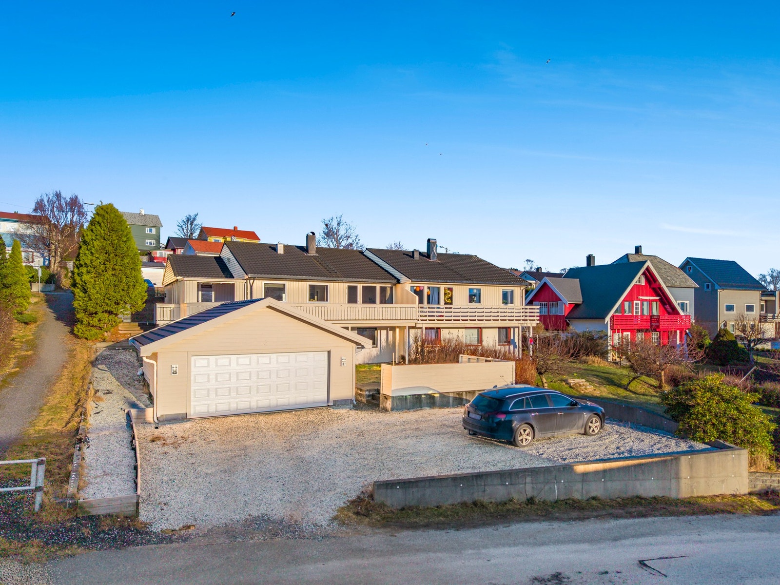 EIE ved Sissel Longva har gleden av å presentere Skolemestervegen 17. Tomannsbolig med stor garasje på 43 kvm. (Foto: Viking Media v/ Marius Hoddevik) Galleribilde