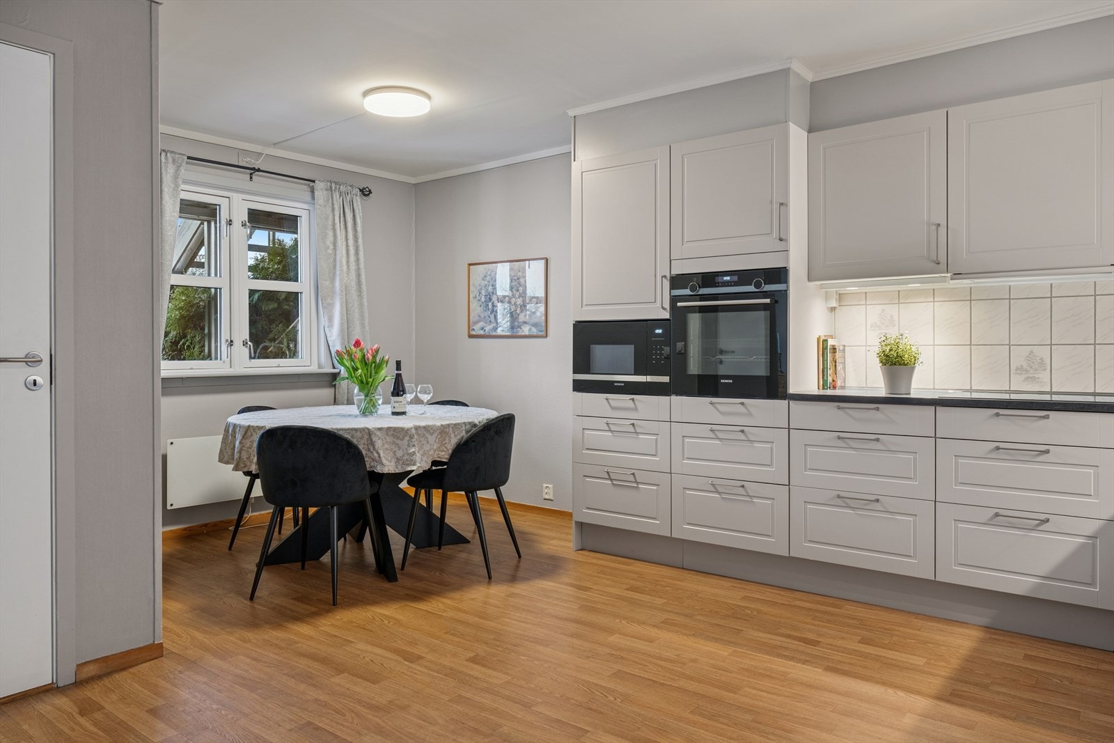 Det er godt med skap- og benkeplass på kjøkkenet Galleribilde