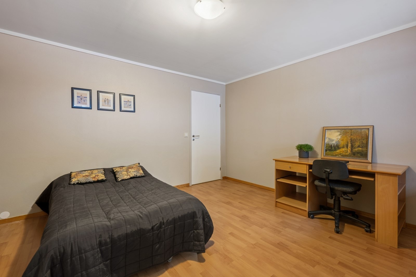 Boligens hovedsoverom er romslig og har godt med plass til både dobbeltseng og nattbord på hver side Galleribilde