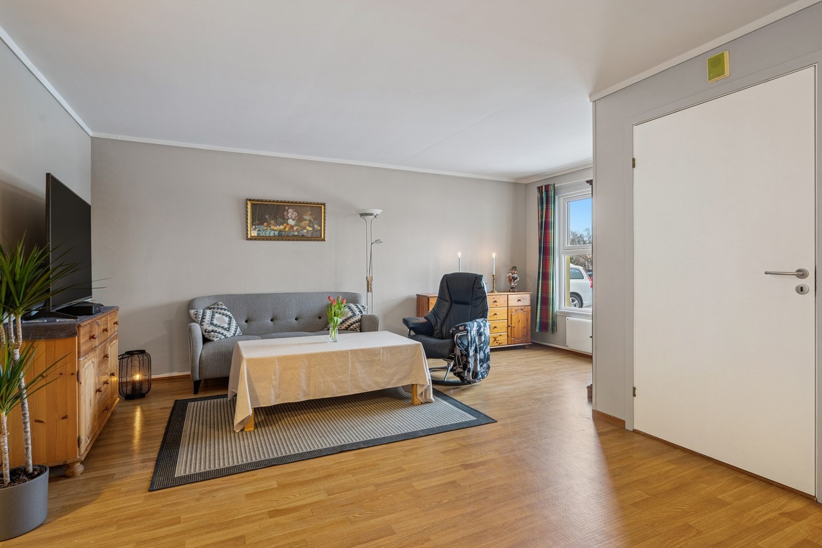 Videre kommer man inn til leilighetens stue Galleribilde