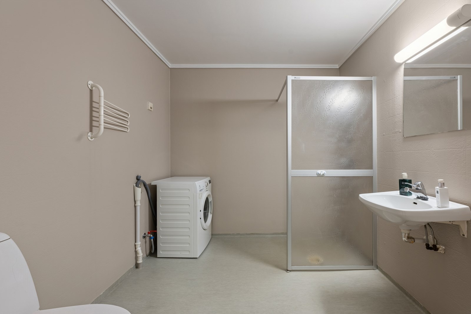 Badet vinylbelegg på gulv og våtromsvinyl på vegger Galleribilde