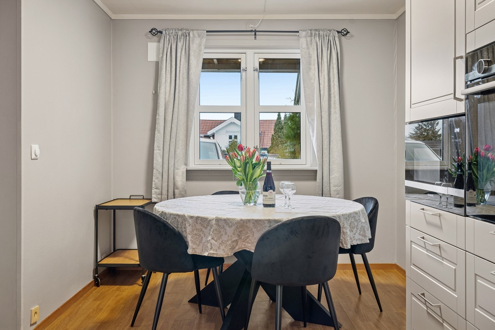 I kjøkkensonen er det også plass til spisebord foran vinduet Galleribilde