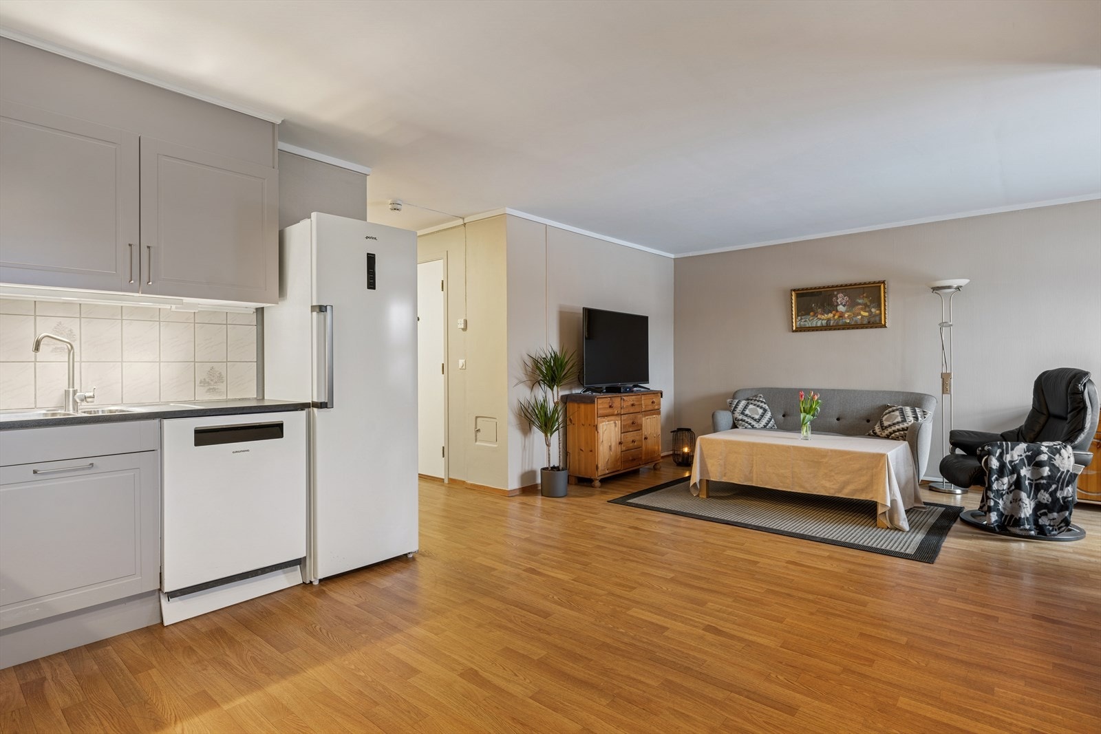 Videre beveger vi oss inn til leilighetens bad og soverom Galleribilde