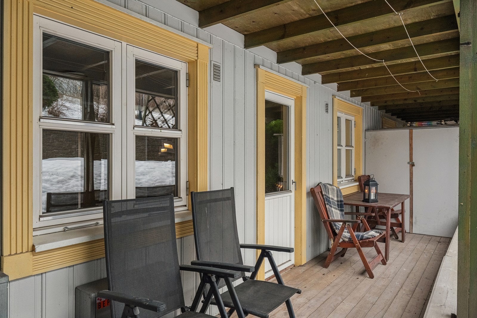 Et perfekt sted for å nyte rolige morgenstunder eller avslappende kvelder. Her har man også plass til oppbevaring i en utvendig bod Galleribilde