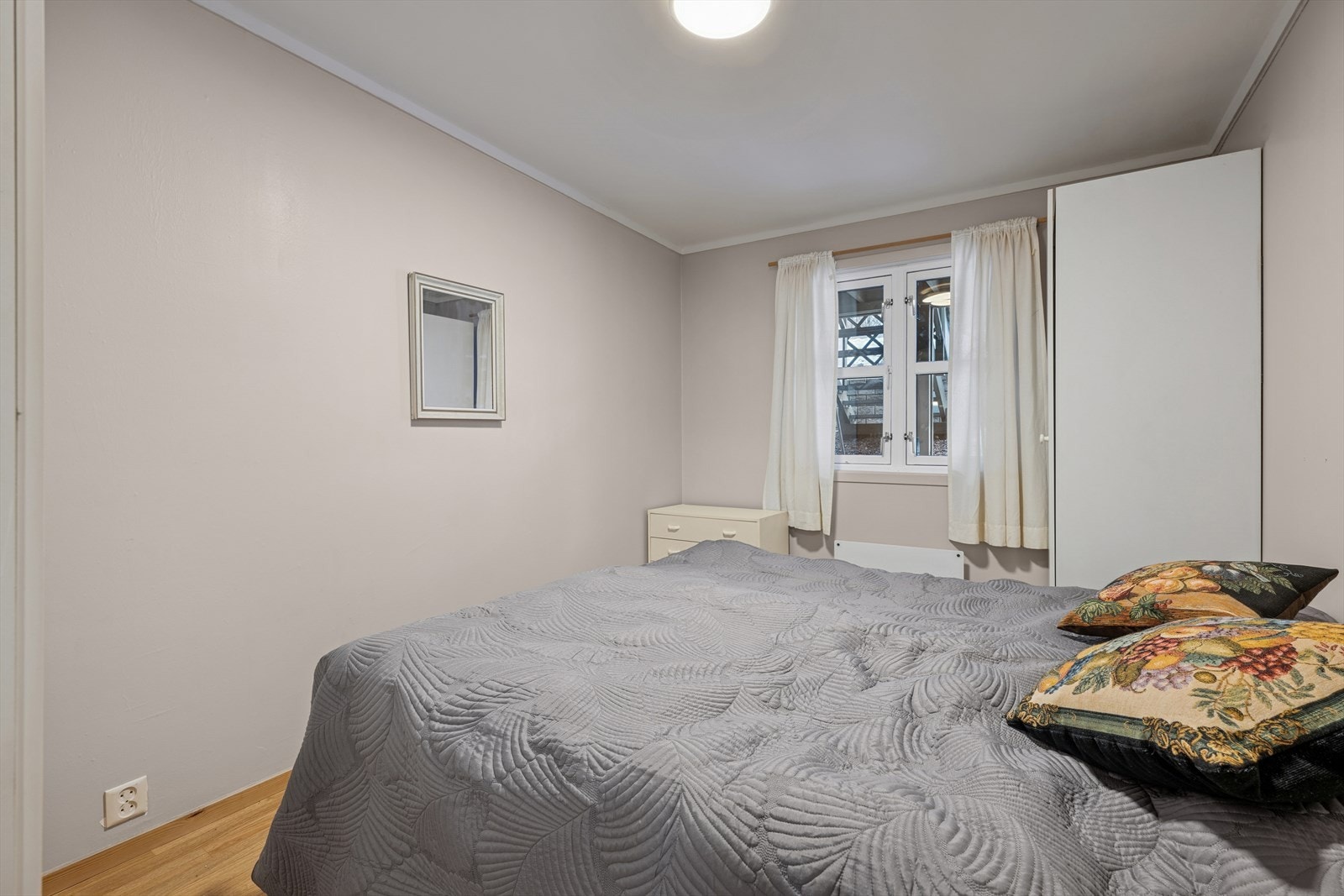 Boligens andre soverom er også romslig og fungerer fint som gjesterom, barnerom eller kontor Galleribilde