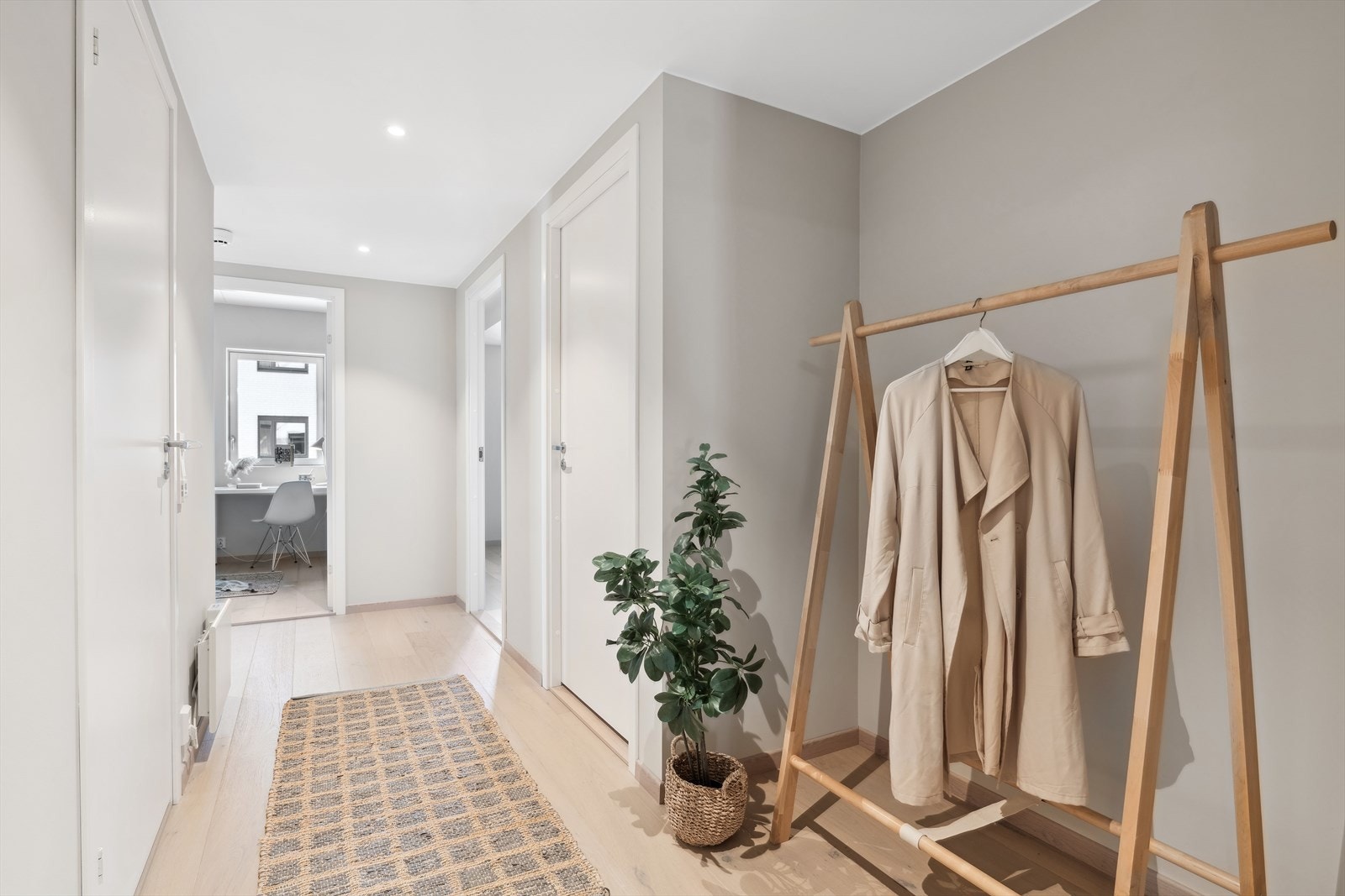 Entré med plass til garderobe og skap Galleribilde