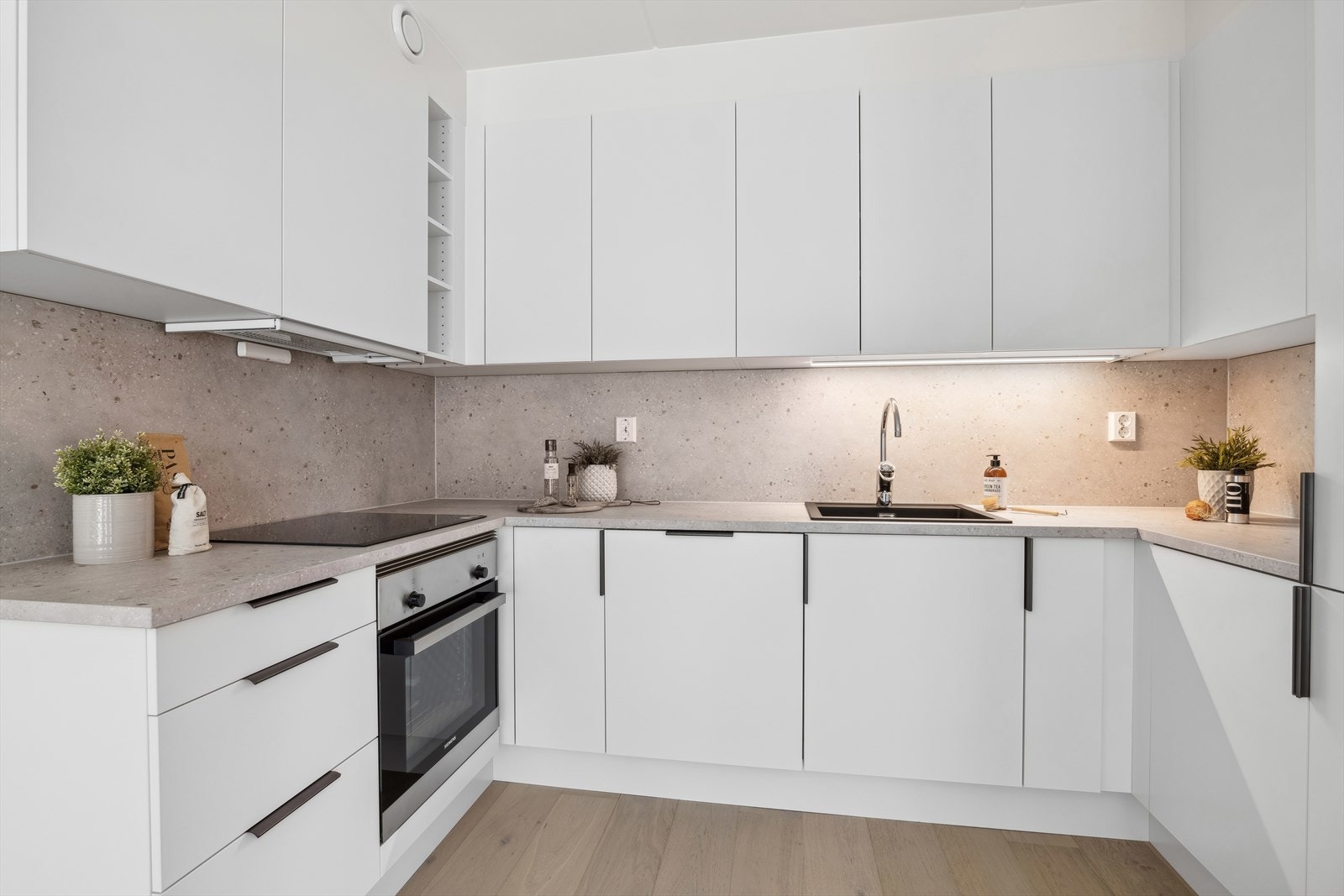 Kjøkken med integrerte hvitevarer Galleribilde