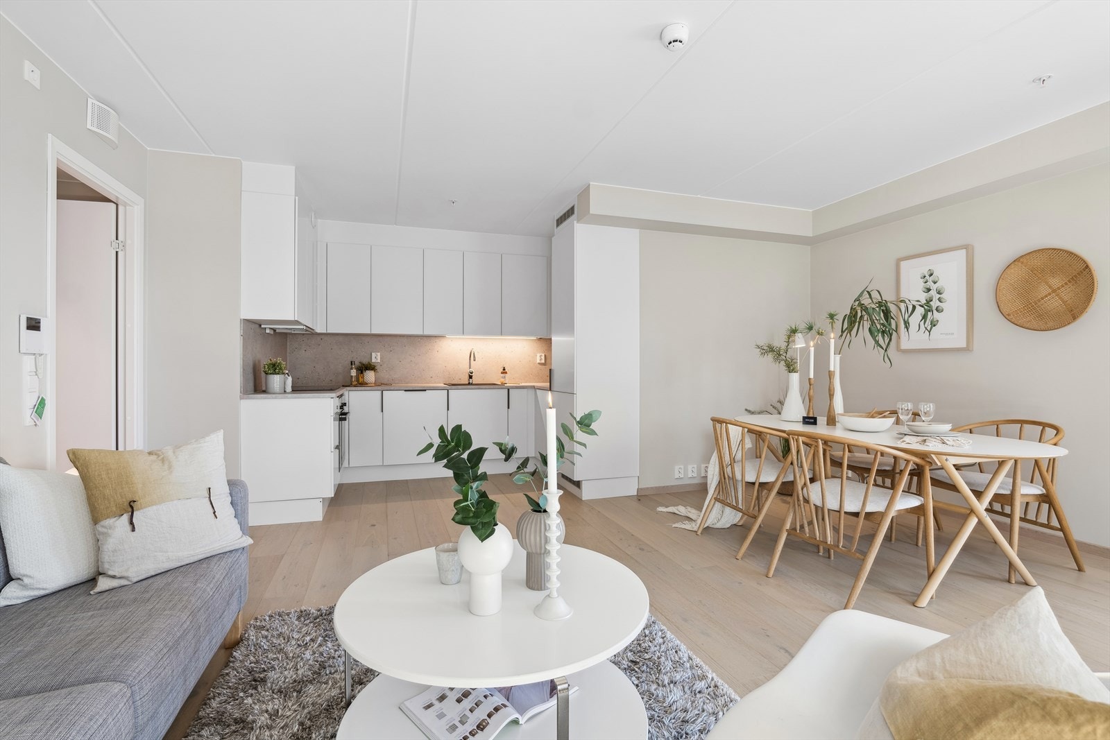 Stue med åpen kjøkkenløsning Galleribilde