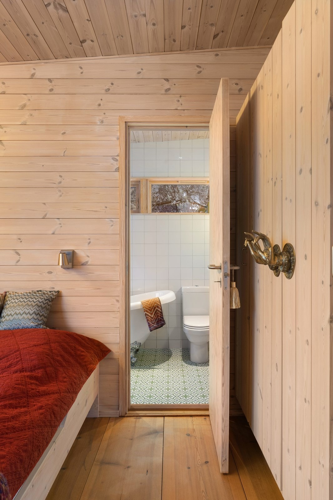 Hovedsoverom med inngang til bad Galleribilde