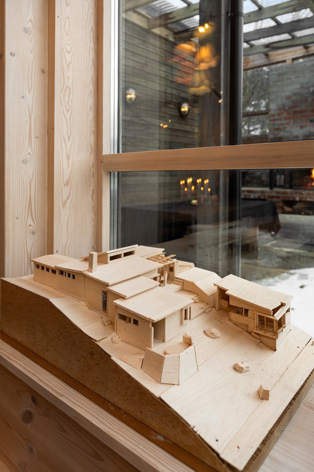 Bygget er tegnet av Siv. arkitekt Ingolf Westbø og er bygget i nivåer for å passe best mulig inn i naturen. Galleribilde