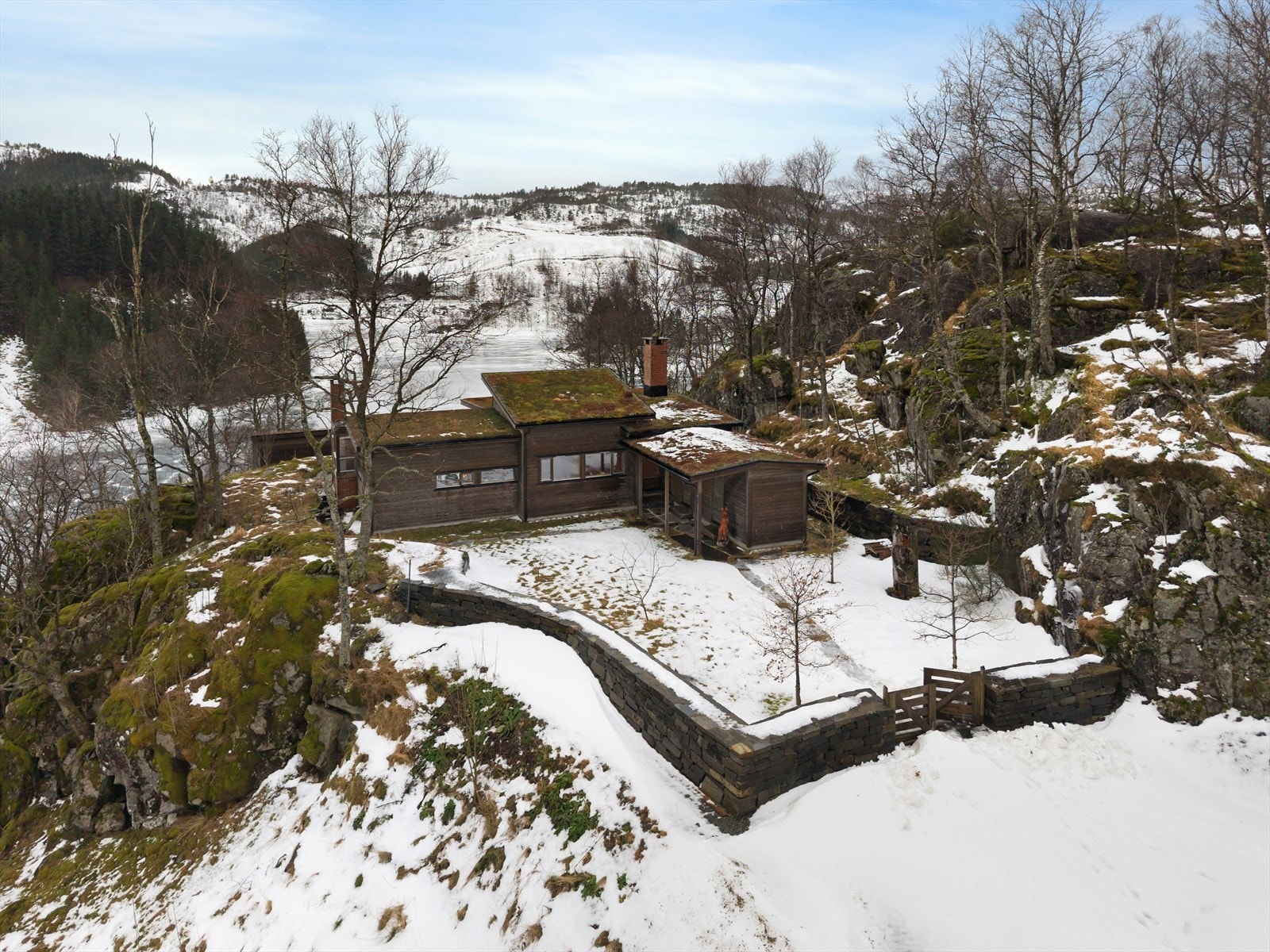 Arkitekttegnet, eksklusiv og påkostet enebolig og anneks, brukt som fritidseiendom (ikke boplikt) på Natland ved Erfjord i Suldal kommune Galleribilde
