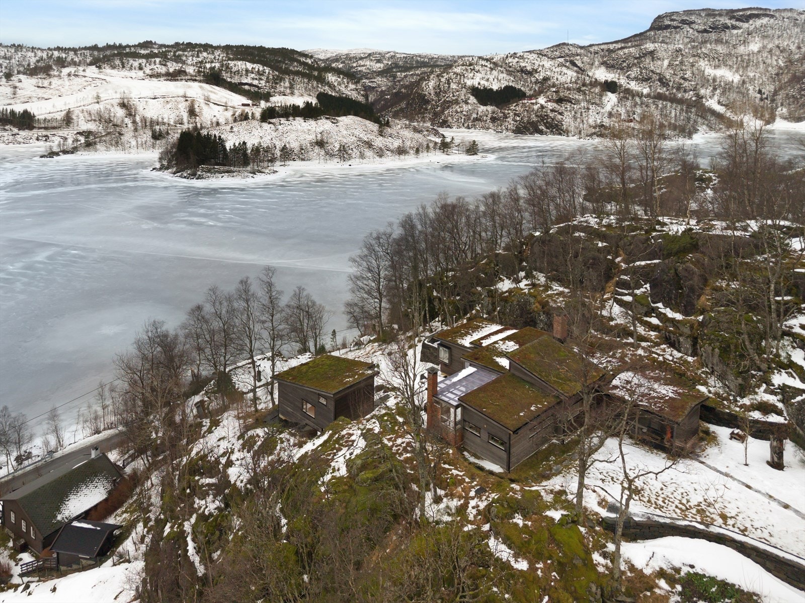 Eiendommen ligger naturskjønt og solrikt til med utsikt ut over Natlandsvatnet Galleribilde