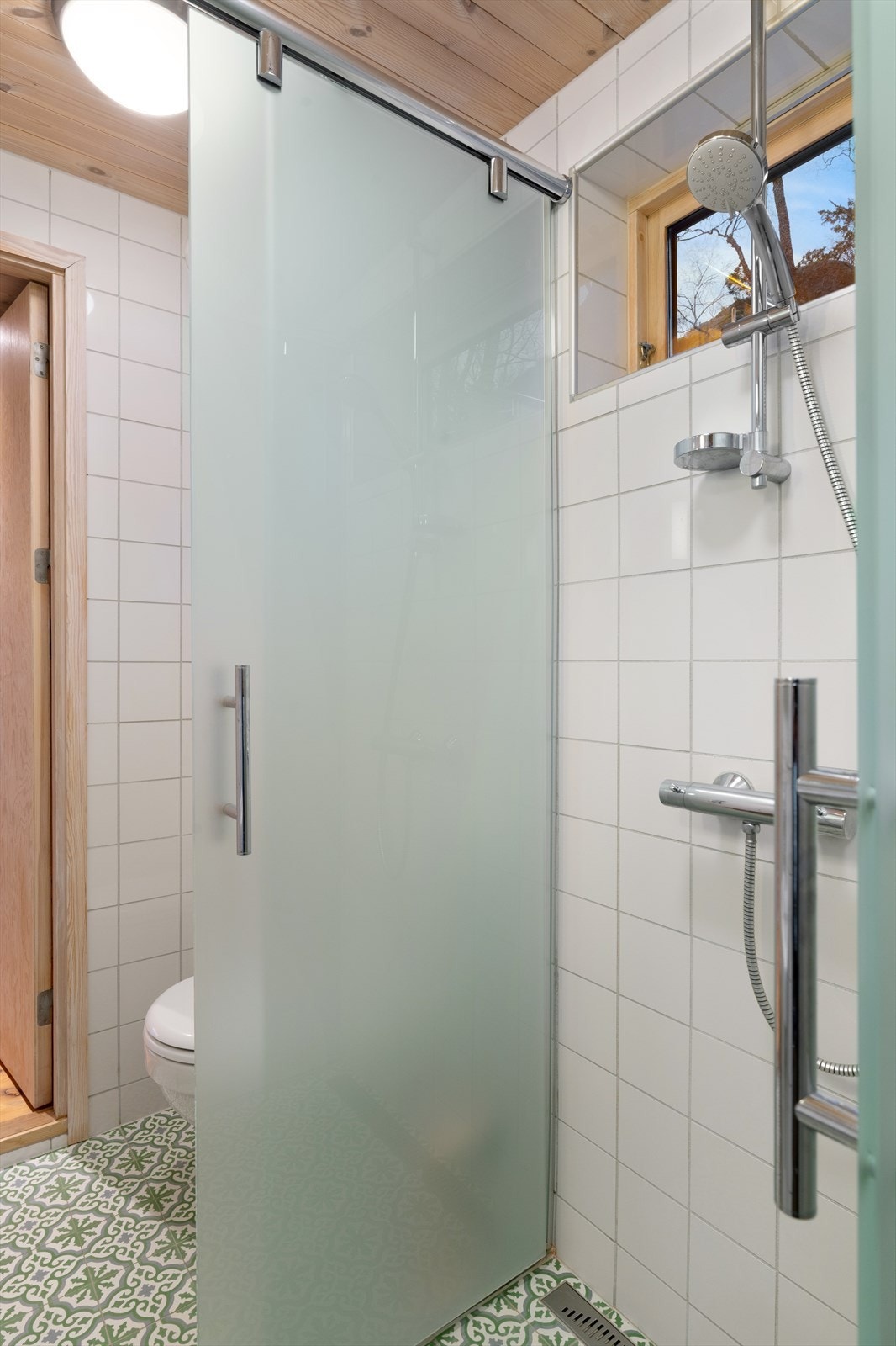 DSC02327Bad nr. 2 er også lekkert og delikat med vegghengt toalett, dusj og plass til vaskemaskin Galleribilde