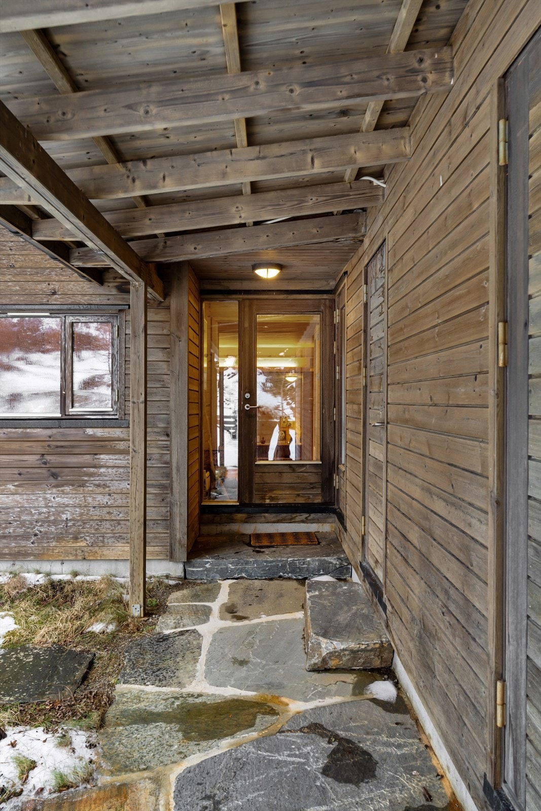 Inngnagsparti med 2 uteboder Galleribilde