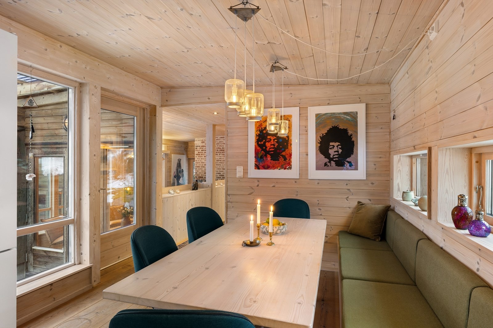 Spiseplass med stedbygd benk Galleribilde