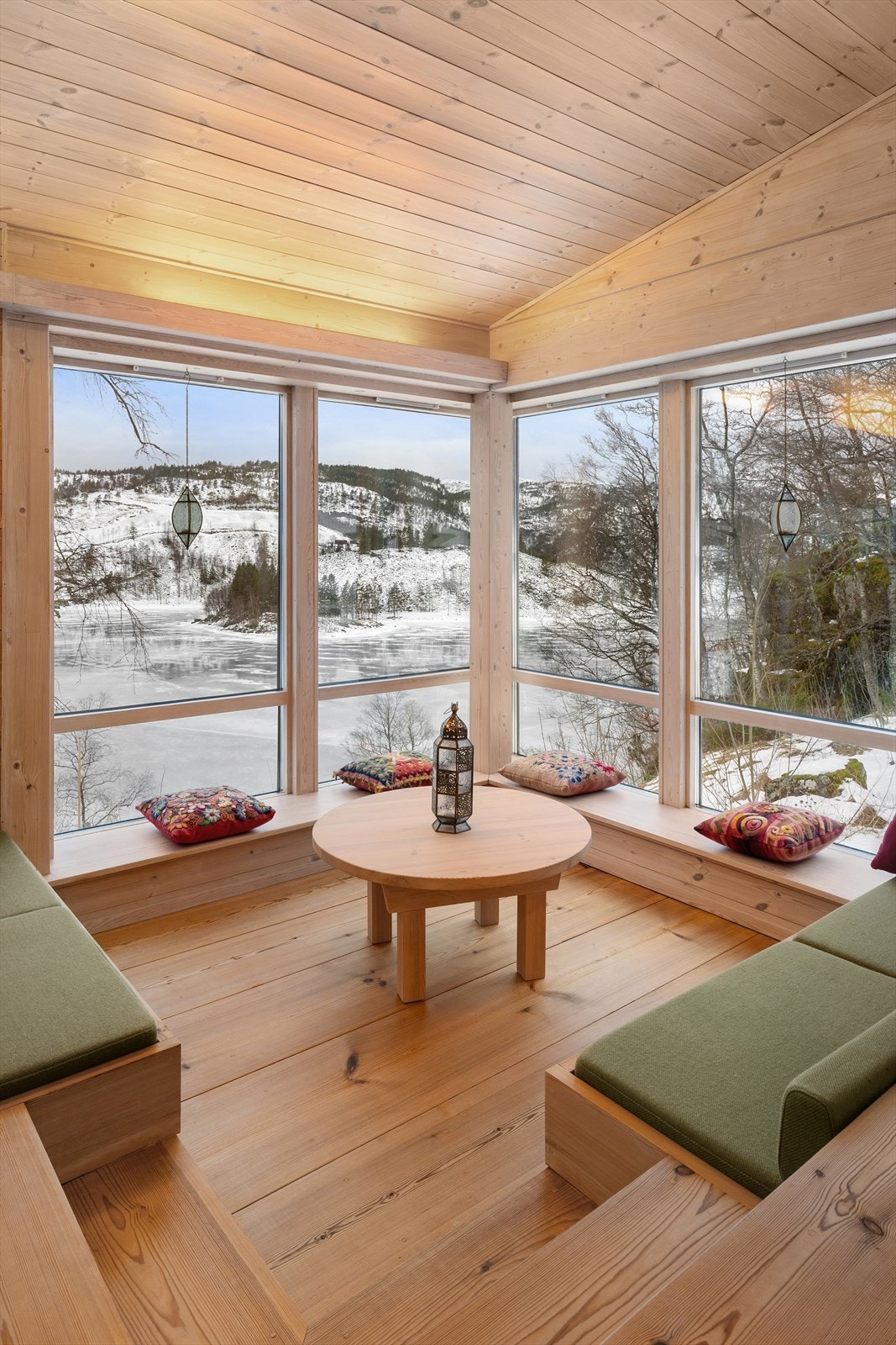 Anneks/gjestehus med nydelig utsikt. Her er det også brukt solide kvalitetsmaterialer Galleribilde
