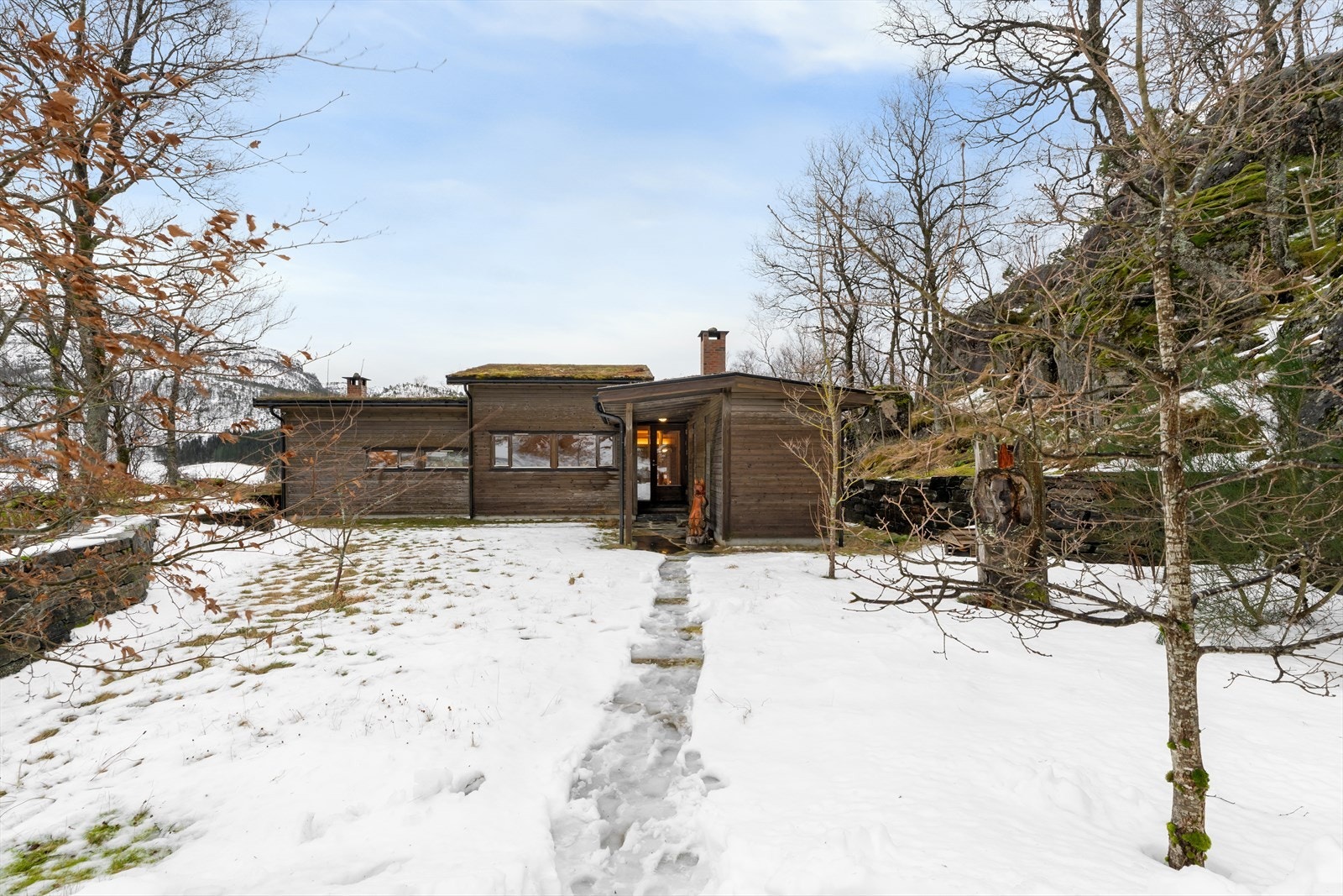 På eiendommen står det flere trefigurer laget av Trine Nessa Galleribilde