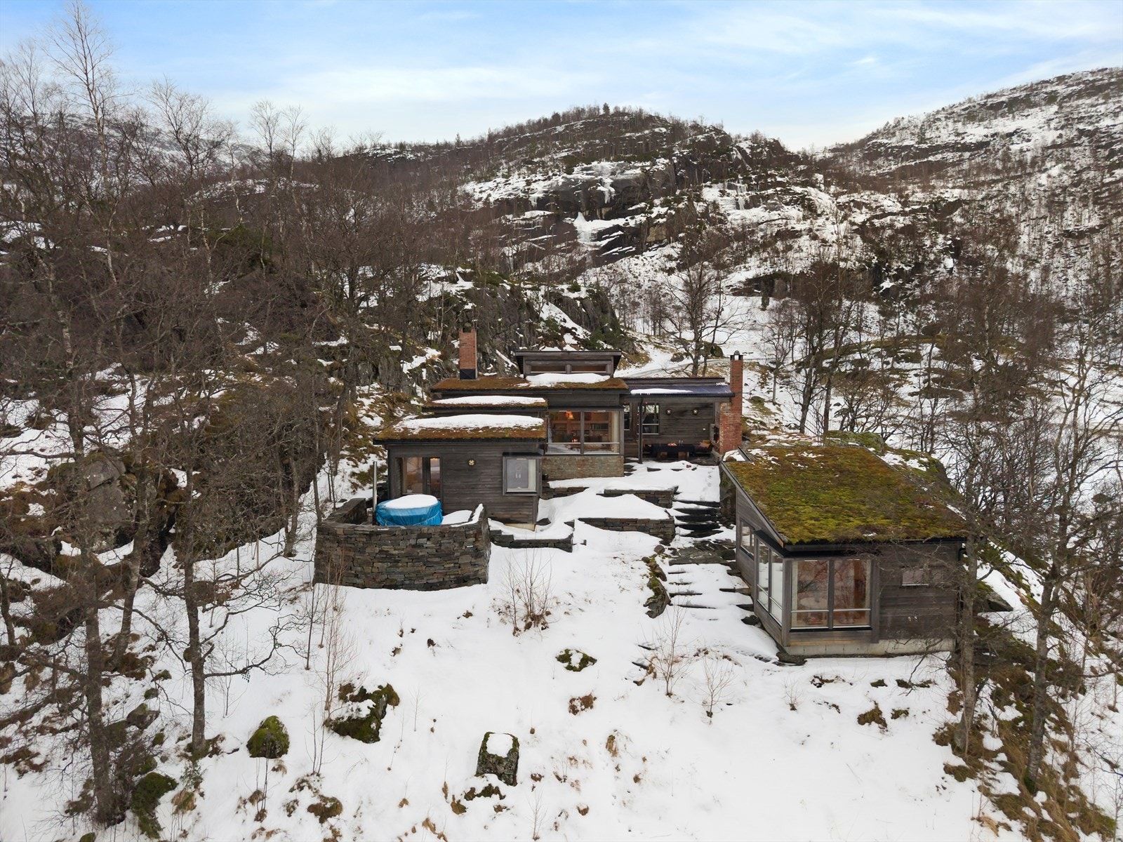 Fin beliggenhet og pent opparbeidede uteplasser. Vedfyrt badestamp medfølger. Galleribilde