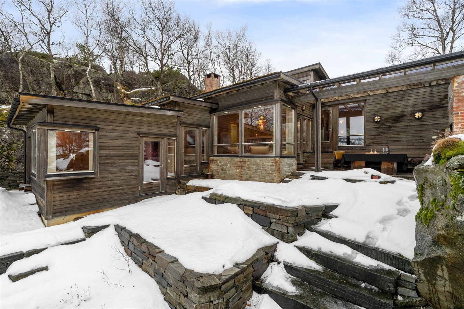 Nydelige, terrasserte uteområder og lekre steinmurer Galleribilde